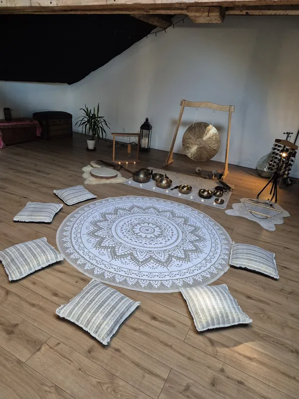 Cercle de coussins autour d’un tapis mandala, avec gong, bols tibétains et tambours pour le cercle de femmes Son’Or